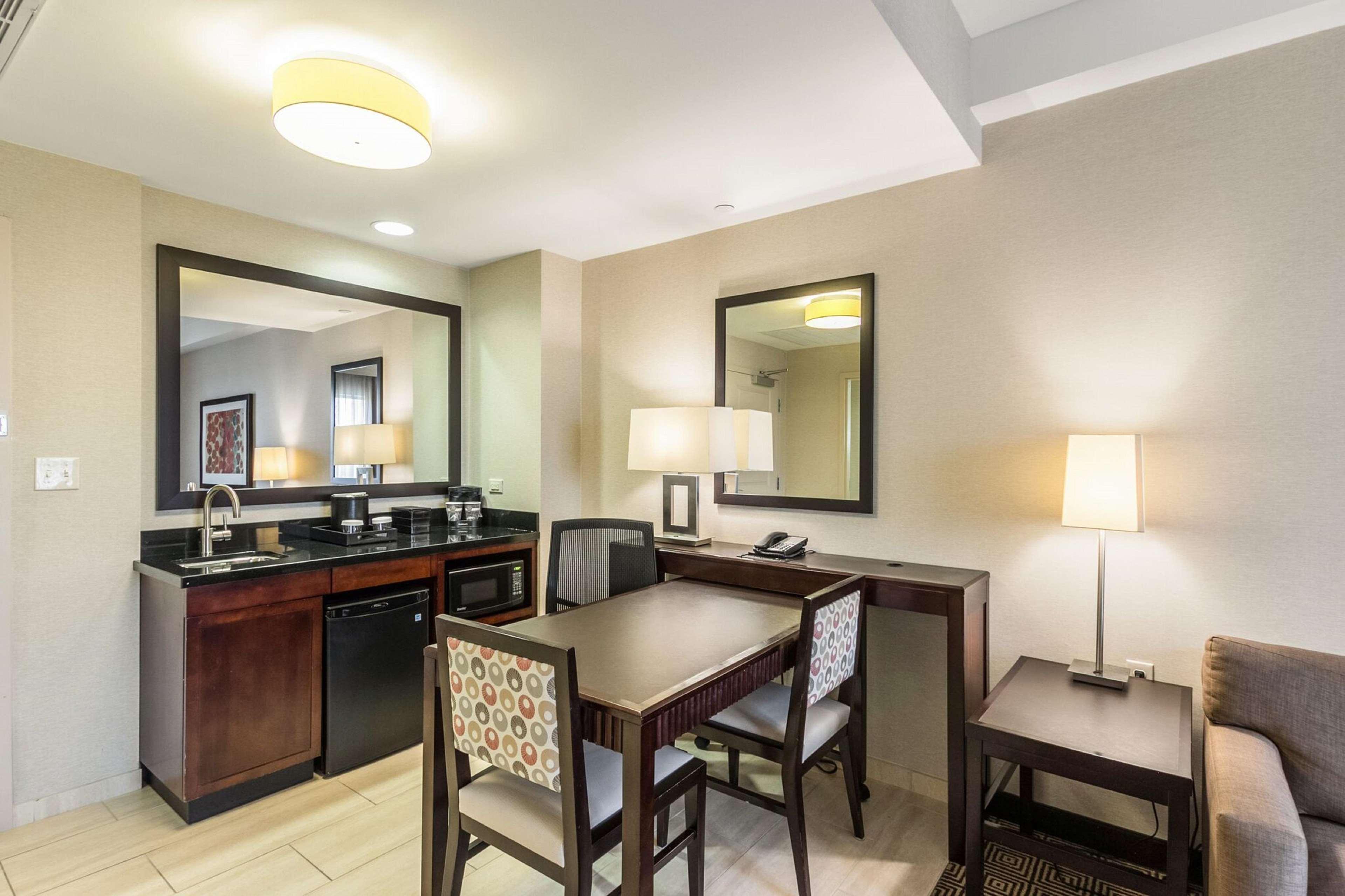 Embassy Suites By Hilton Newark Airport Elizabeth Dış mekan fotoğraf