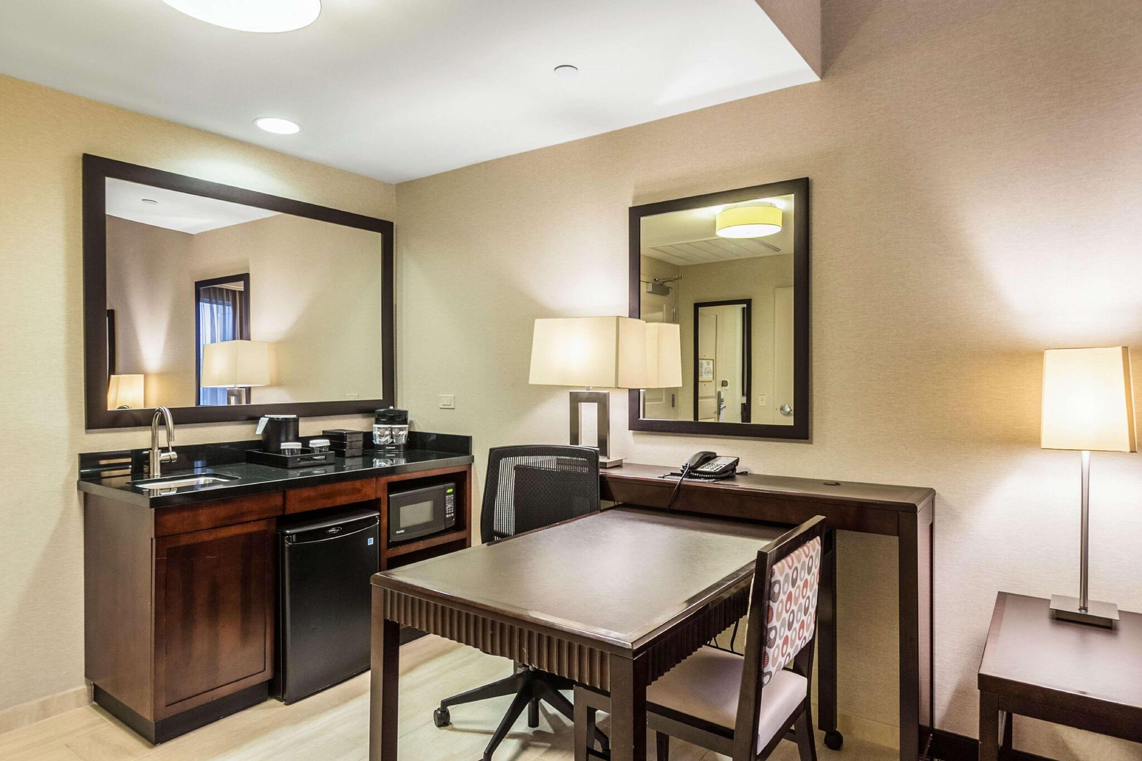 Embassy Suites By Hilton Newark Airport Elizabeth Dış mekan fotoğraf