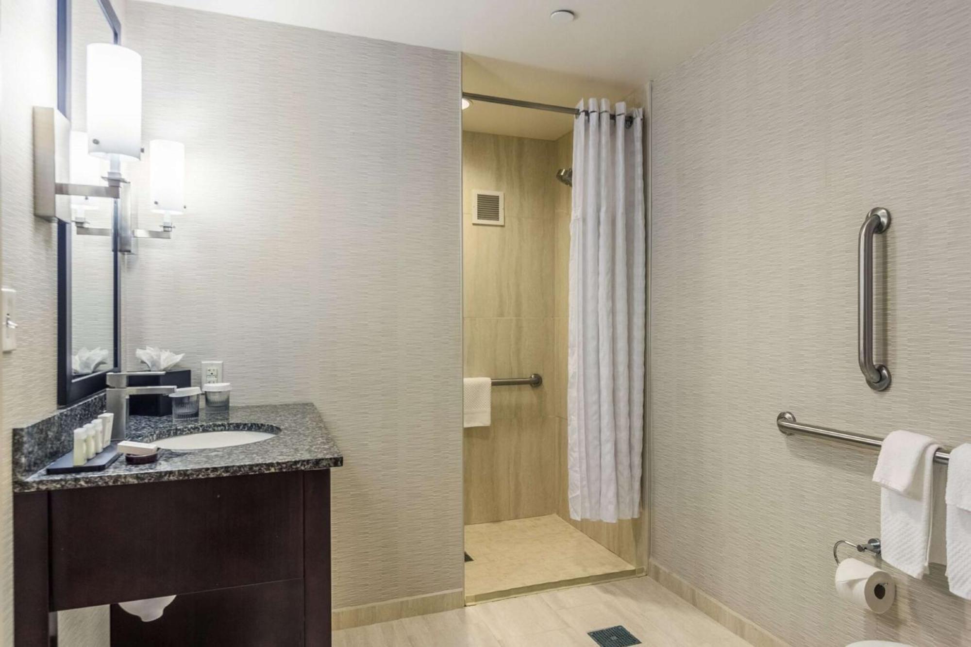Embassy Suites By Hilton Newark Airport Elizabeth Dış mekan fotoğraf