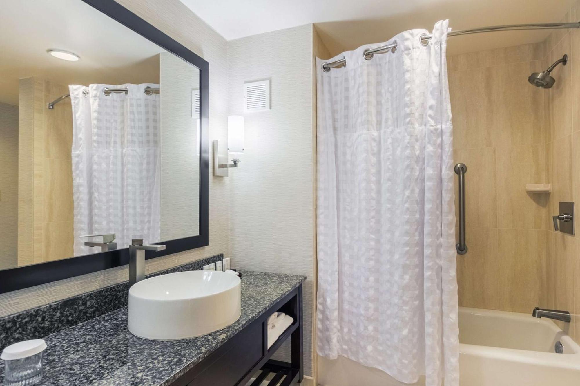 Embassy Suites By Hilton Newark Airport Elizabeth Dış mekan fotoğraf